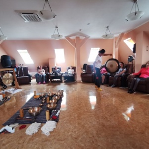 Muzykoterapia w nowej odsłonie - terapeutyczny dźwięk mis tybetańskich